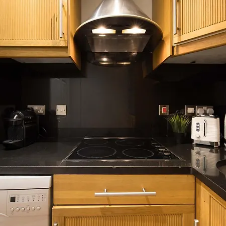 Chic & Sunlit Earls Court Flat * London