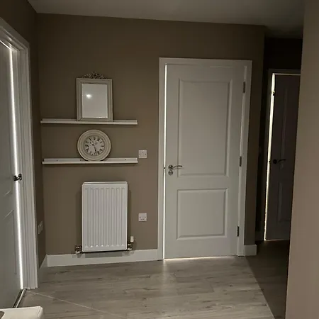 London 1 Bed Flat W Balcony