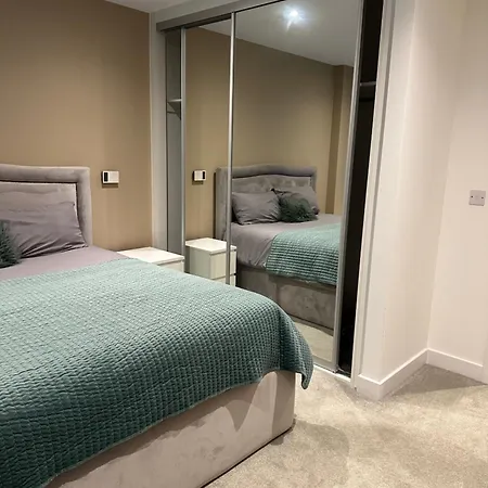 London 1 Bed Flat W Balcony