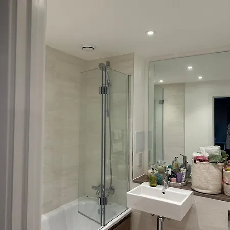 London 1 Bed Flat W Balcony *