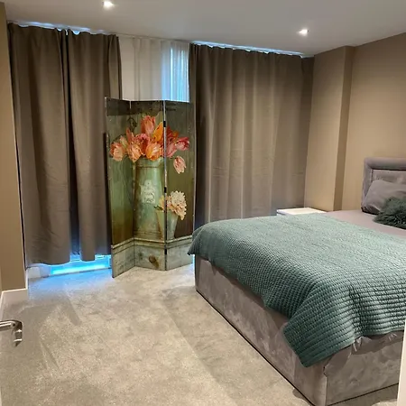 London 1 Bed Flat W Balcony Edgware
