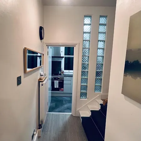 2 Bed In On 3rd Floor - Newly Refurbished - No Lift Apartment *