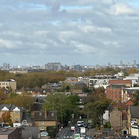 Chic 2-bedroom With Stunning Views In Apartment London