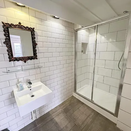 Apartment 2 Bedroom Flat A Short Walk Away To Barbican Centre Near Farringdon, Old St *
