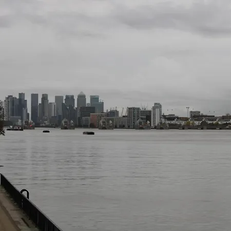 Apartment Amazing River View 2 Bedroom Apartment, Sleeps 6 , Balcony And Parking *