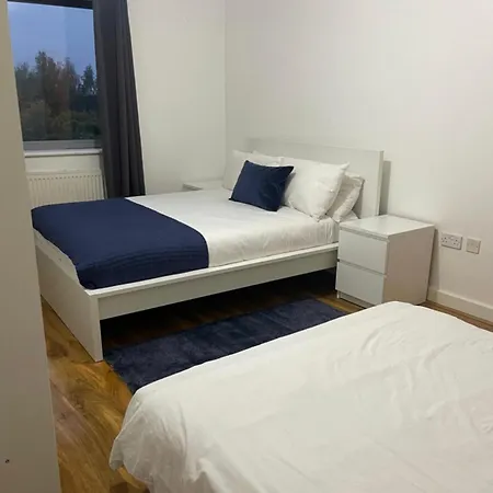 Lovely 2 Bedroom River View Apartment *