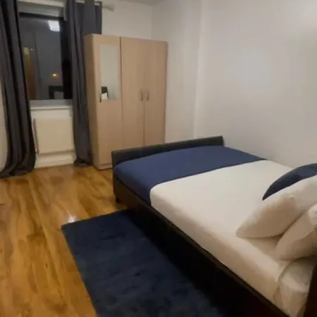 Apartment Lovely 2 Bedroom River View London