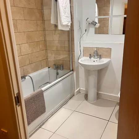 Lovely 2 Bedroom River View Apartment