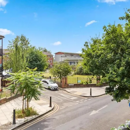 Cosy Near Canary Wharf Apartment *