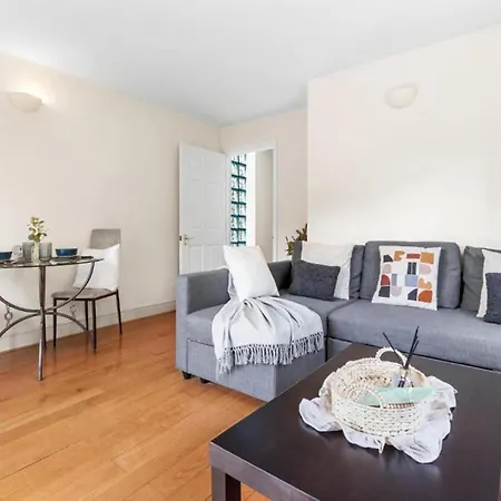 Cosy Near Canary Wharf Apartment London