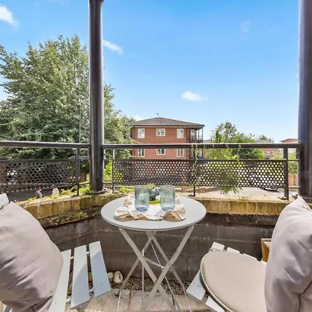 Cosy Near Canary Wharf *