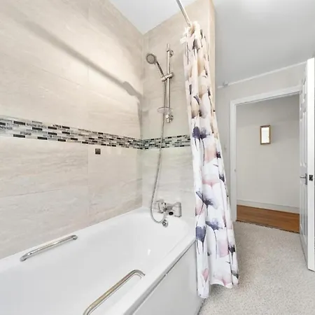 Cosy Near Canary Wharf Apartment London