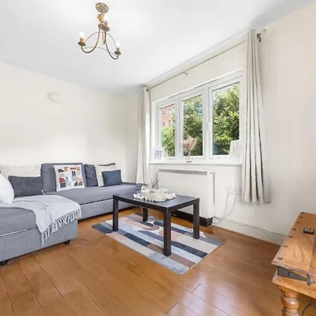 Cosy Near Canary Wharf Apartment *