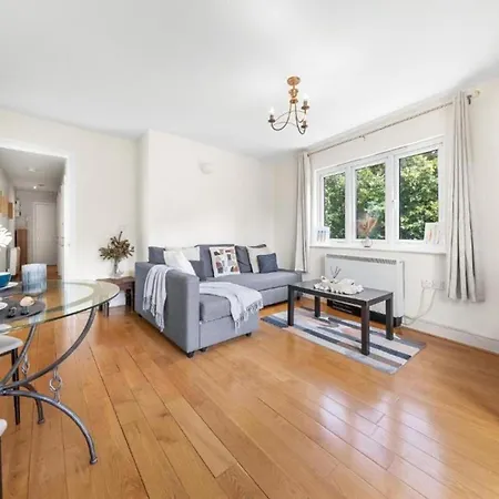 Cosy Near Canary Wharf Apartment London