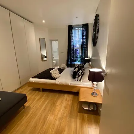 Apartment Lavish Sleep 10 In Soho London