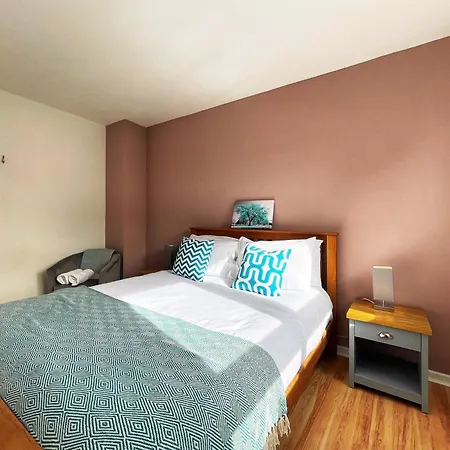 Apartment Ethan's Place In Mile End - 2 Double Beds, 1 Bunk Bed, Max 6, Spacious, Ideal For Families