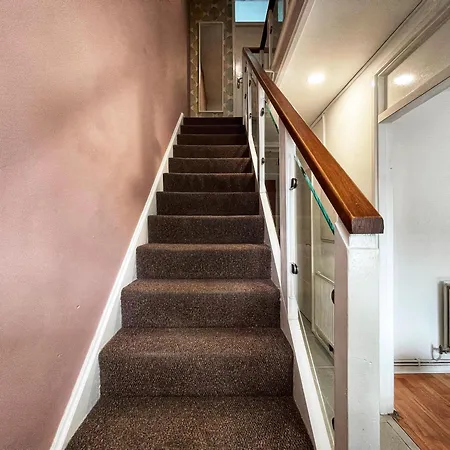 Ethan's Place In Mile End - 2 Double Beds, 1 Bunk Bed, Max 6, Spacious, Ideal For Families London