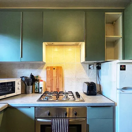 Ethan's Place In Mile End - 2 Double Beds, 1 Bunk Bed, Max 6, Spacious, Ideal For Families