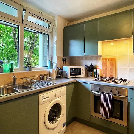 Ethan's Place In Mile End - 2 Double Beds, 1 Bunk Bed, Max 6, Spacious, Ideal For Families Apartment London