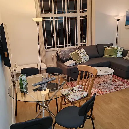 Two Bedroom In Queensway, W2, 伦敦
