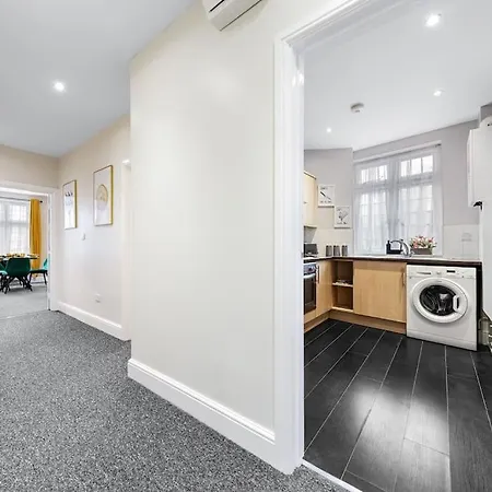Stunning 2br London Apartment-king Bed, Parking, Sleeps 6- 20 Percent Off Long Stays! Limited-time Deal! Ideal For Contractors, Couples, & Families! Barnet