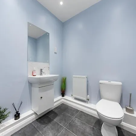 Apartment Stunning 2br London Apartment-king Bed, Parking, Sleeps 6- 20 Percent Off Long Stays! Limited-time Deal! Ideal For Contractors, Couples, & Families!