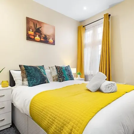 Stunning 2br London Apartment-king Bed, Parking, Sleeps 6- 20 Percent Off Long Stays! Limited-time Deal! Ideal For Contractors, Couples, & Families! *