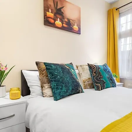 Apartment Stunning 2br London Apartment-king Bed, Parking, Sleeps 6- 20 Percent Off Long Stays! Limited-time Deal! Ideal For Contractors, Couples, & Families!