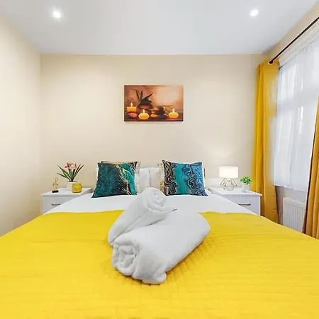 Stunning 2br London Apartment-king Bed, Parking, Sleeps 6- 20 Percent Off Long Stays! Limited-time Deal! Ideal For Contractors, Couples, & Families! Barnet