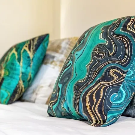 Stunning 2br London Apartment-king Bed, Parking, Sleeps 6- 20 Percent Off Long Stays! Limited-time Deal! Ideal For Contractors, Couples, & Families!