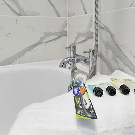 Stunning 2br London Apartment-king Bed, Parking, Sleeps 6- 20 Percent Off Long Stays! Limited-time Deal! Ideal For Contractors, Couples, & Families! Apartment *