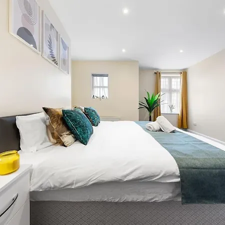 Stunning 2br London Apartment-king Bed, Parking, Sleeps 6- 20 Percent Off Long Stays! Limited-time Deal! Ideal For Contractors, Couples, & Families! *
