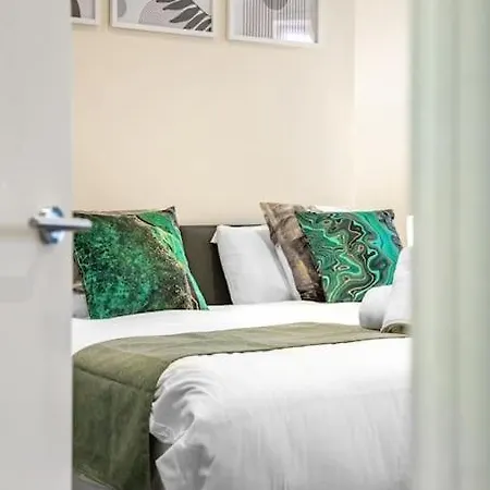 Stunning 2br London Apartment-king Bed, Parking, Sleeps 6- 20 Percent Off Long Stays! Limited-time Deal! Ideal For Contractors, Couples, & Families! Apartment