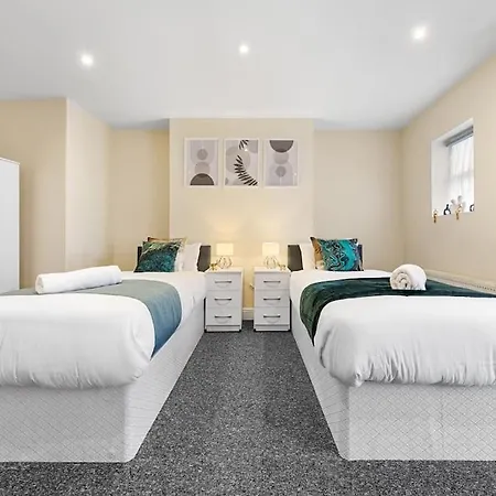 Stunning 2br London Apartment-king Bed, Parking, Sleeps 6- 20 Percent Off Long Stays! Limited-time Deal! Ideal For Contractors, Couples, & Families!