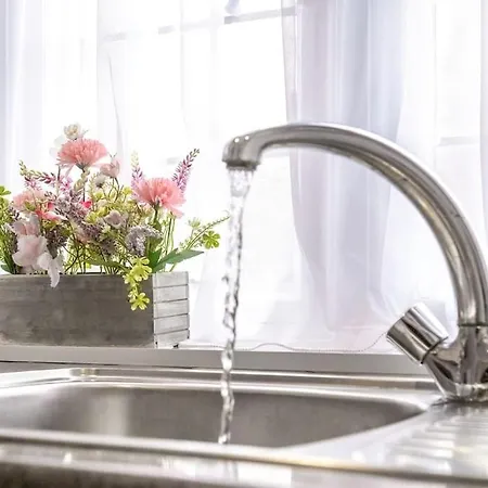 Stunning 2br London Apartment-king Bed, Parking, Sleeps 6- 20 Percent Off Long Stays! Limited-time Deal! Ideal For Contractors, Couples, & Families! *