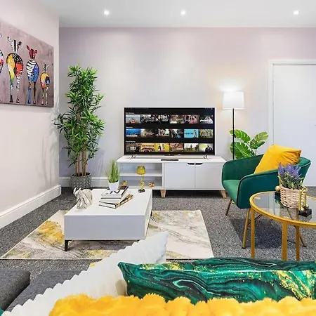 Stunning 2br London Apartment-king Bed, Parking, Sleeps 6- 20 Percent Off Long Stays! Limited-time Deal! Ideal For Contractors, Couples, & Families! * Barnet