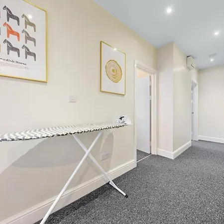Apartment Stunning 2br London Apartment-king Bed, Parking, Sleeps 6- 20 Percent Off Long Stays! Limited-time Deal! Ideal For Contractors, Couples, & Families!