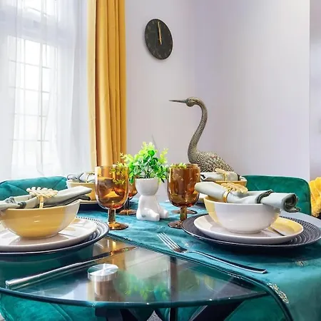 Stunning 2br London Apartment-king Bed, Parking, Sleeps 6- 20 Percent Off Long Stays! Limited-time Deal! Ideal For Contractors, Couples, & Families! Apartment *