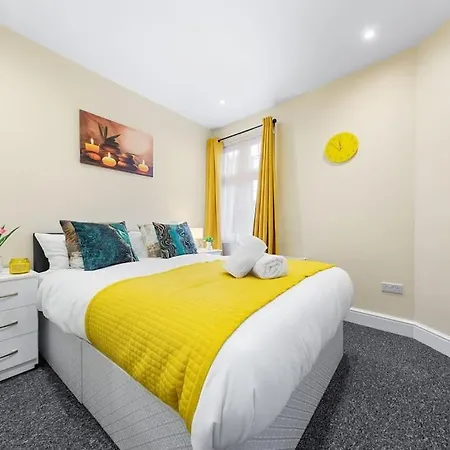 Apartment Stunning 2br London Apartment-king Bed, Parking, Sleeps 6- 20 Percent Off Long Stays! Limited-time Deal! Ideal For Contractors, Couples, & Families! Barnet