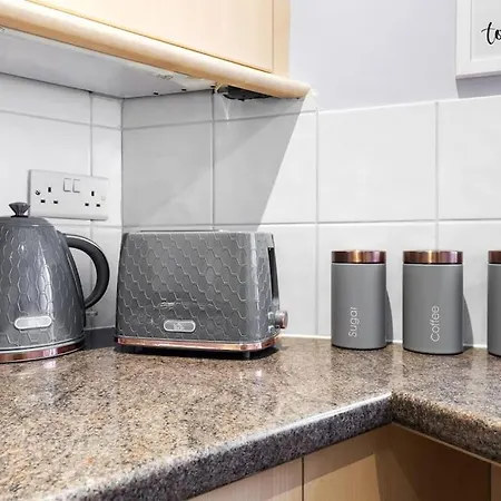 Stunning 2br London Apartment-king Bed, Parking, Sleeps 6- 20 Percent Off Long Stays! Limited-time Deal! Ideal For Contractors, Couples, & Families! Apartment *