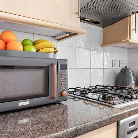 Stunning 2br London Apartment-king Bed, Parking, Sleeps 6- 20 Percent Off Long Stays! Limited-time Deal! Ideal For Contractors, Couples, & Families! *