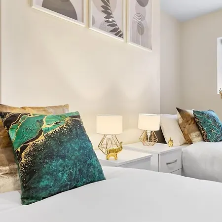 Stunning 2br London Apartment-king Bed, Parking, Sleeps 6- 20 Percent Off Long Stays! Limited-time Deal! Ideal For Contractors, Couples, & Families!