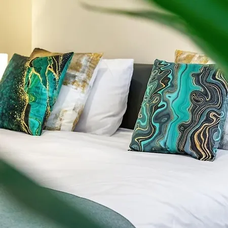 Stunning 2br London Apartment-king Bed, Parking, Sleeps 6- 20 Percent Off Long Stays! Limited-time Deal! Ideal For Contractors, Couples, & Families! Apartment *