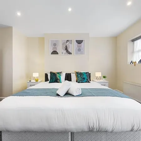 Stunning 2br London Apartment-king Bed, Parking, Sleeps 6- 20 Percent Off Long Stays! Limited-time Deal! Ideal For Contractors, Couples, & Families! Barnet