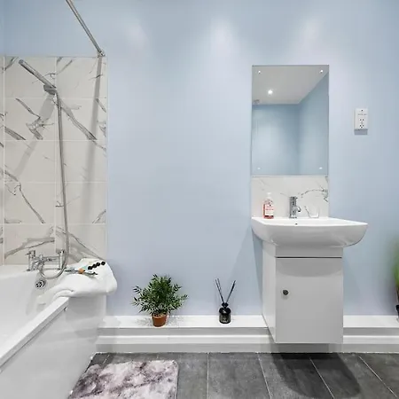 Stunning 2br London Apartment-king Bed, Parking, Sleeps 6- 20 Percent Off Long Stays! Limited-time Deal! Ideal For Contractors, Couples, & Families! * Barnet
