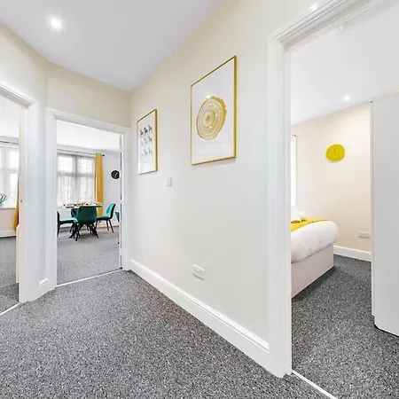 Stunning 2br London Apartment-king Bed, Parking, Sleeps 6- 20 Percent Off Long Stays! Limited-time Deal! Ideal For Contractors, Couples, & Families!