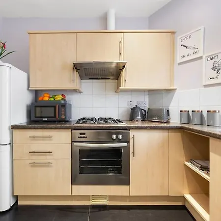Stunning 2br London Apartment-king Bed, Parking, Sleeps 6- 20 Percent Off Long Stays! Limited-time Deal! Ideal For Contractors, Couples, & Families! Apartment
