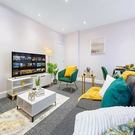 Stunning 2br London Apartment-king Bed, Parking, Sleeps 6- 20 Percent Off Long Stays! Limited-time Deal! Ideal For Contractors, Couples, & Families! *