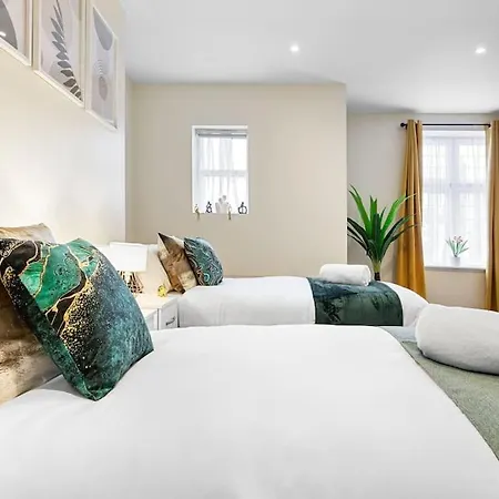 Stunning 2br London Apartment-king Bed, Parking, Sleeps 6- 20 Percent Off Long Stays! Limited-time Deal! Ideal For Contractors, Couples, & Families! *