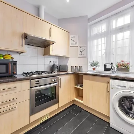 Apartment Stunning 2br London Apartment-king Bed, Parking, Sleeps 6- 20 Percent Off Long Stays! Limited-time Deal! Ideal For Contractors, Couples, & Families! Barnet